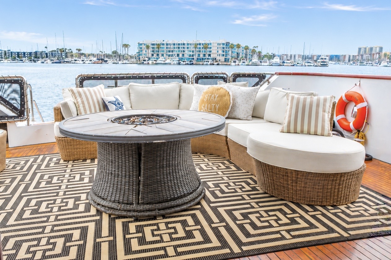 Upper deck firepit — daytime